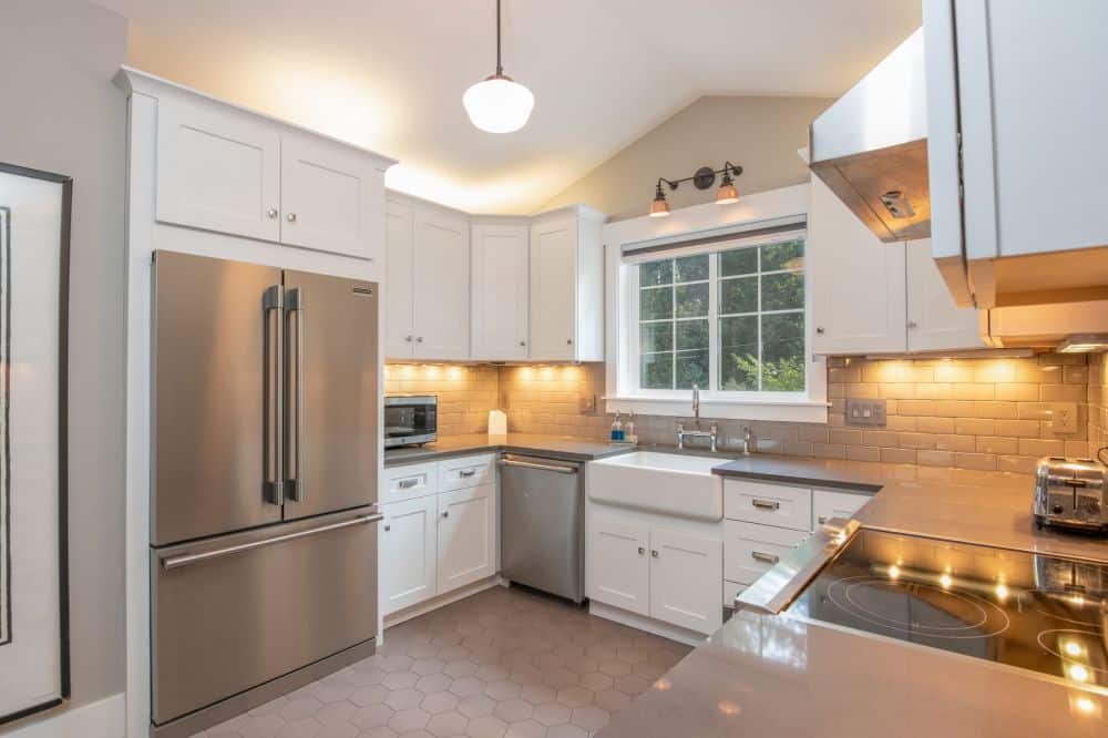 Neutral subway tile backsplash in a freshly remodeled kitchen near Dallas Fort Worth