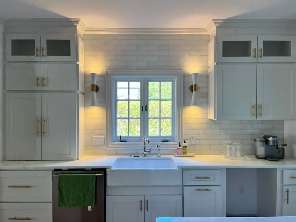 Bright modern kitchen remodel in Texas home with quartz countertops and new cabinetry